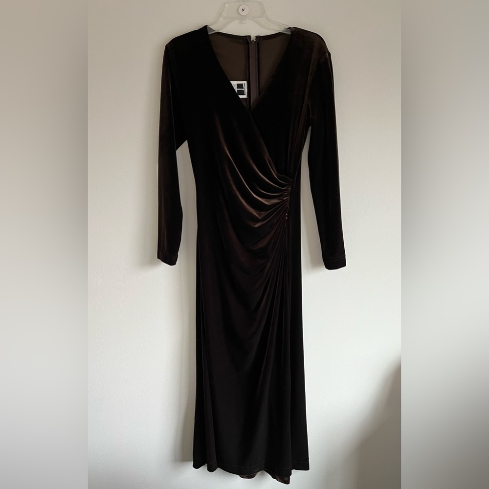 ✨EUC✨Tadashi. Elegant Brown Velvet V-Neck Long-Sleeve Maxi Gown. Size M.